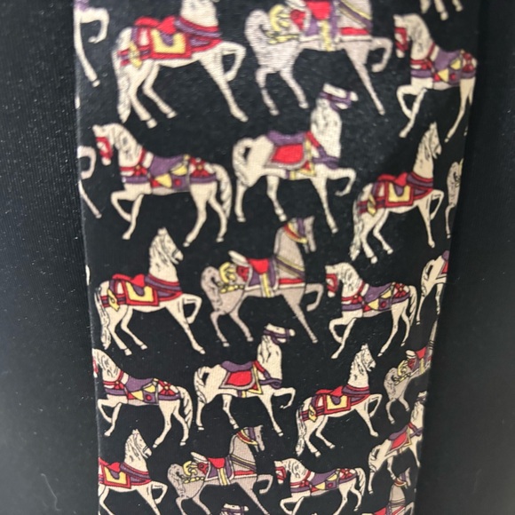 MBP New York-London-Tokyo 100% Silk Tie - Picture 4 of 5